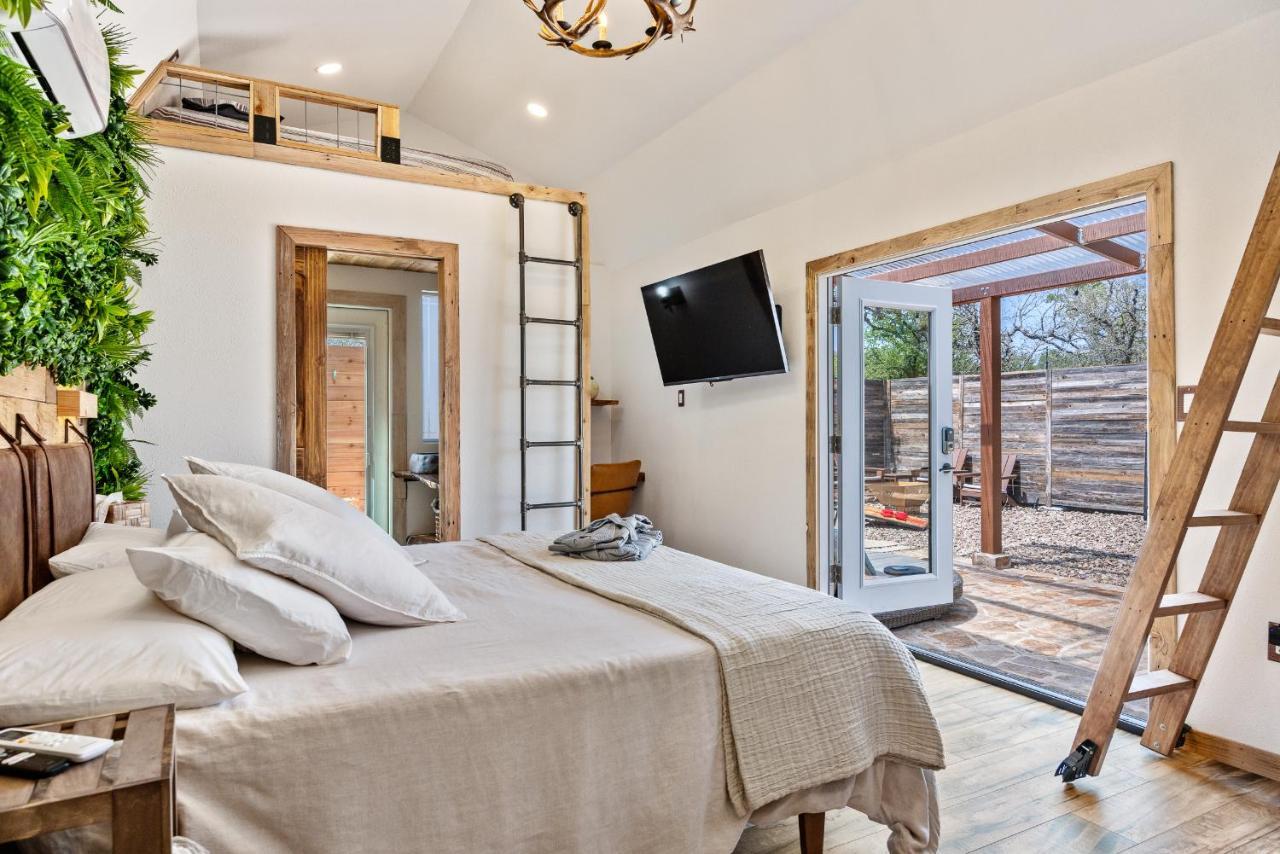 Romantic Tiny Luxury Retreat W Heated Pool, Sauna N Outdoor Shower In Wimberley 10 Acres المظهر الخارجي الصورة
